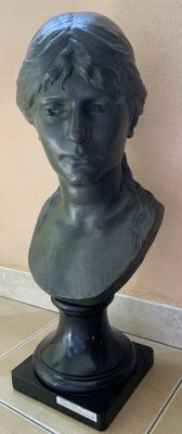 Hambresin, Albert (1850-1938) Junge Frau, 1898, Bronzebüste. Bronzebüste einer jungen Frau im Halbprofil mit Beschriftung auf Französisch am Sockel: 