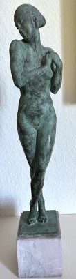 Langkau, Eva (20. Jahrhundert) stehender Frauenakt, Bronzeskulptur auf Marmorsockel.