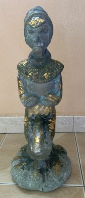Signoretto, Pino (1944-2017) Sitzender Mann, Glasskulptur, Murano. Frontal blickender, teilweise mit Blattgold verzierter Mann mit Turban. Hergestellt in Venedig.