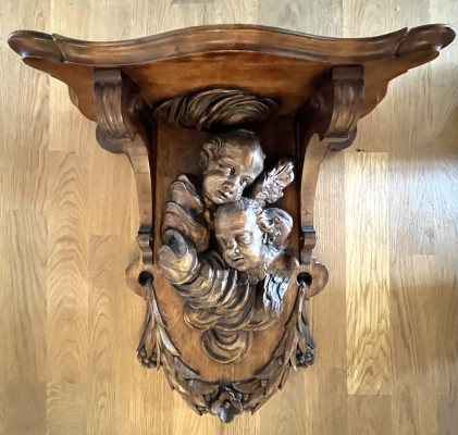 Wandkonsole mit zwei geschnitzten Putti, Lindenholz, erste Hälfte 20. Jahrhundert.