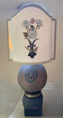 Tischlampe, Murano Glas, 20. Jahrhundert. Fuß aus Glas, in runder Form. Darüber ein hoher, aber flacher, Lampenschirm mit floralen Stickereien. Geschwungene, abgerundete Formen.