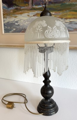 Jugendstil Tischlampe mit hängenden Perlenfransen.