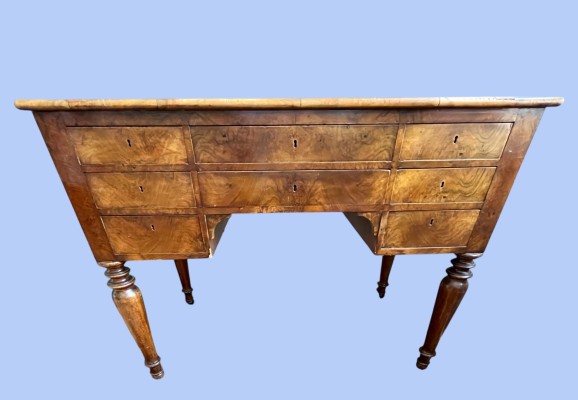 Biedermeier Damen-Schreibtisch, Nussbaum, um 1830, Beine eventuell später. Stammt aus dem Schloss in Bad Mergentheim. Acht Schübe.
