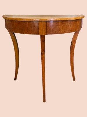 Biedermeier Halbtisch, furniert und massiv, halbrunde Platte, von drei Füßen getragen. Die rechte hintere Ecke des Tisches angestoßen.