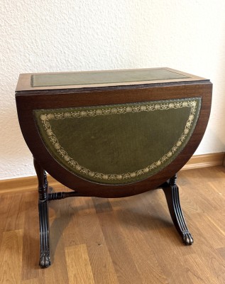 Beistelltisch, antik, mit ausklappbaren Flügeln.