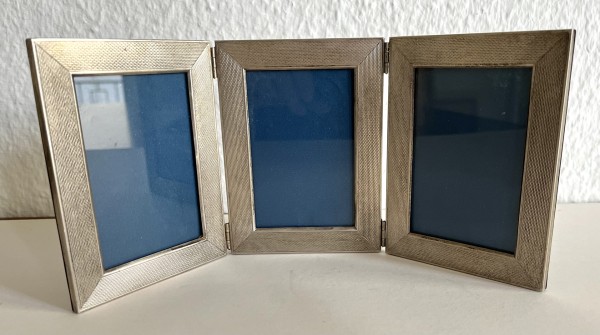 Fotorahmen, 800er Silber, drei-teilig mit Scharnier, rückseitig mit Mahagonieinlage.