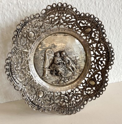 Schale, 800 Silber (getestet). Schön gearbeitete Bodenplatte mit Paar beim Schäferstündchen, fein gearbeiteter durchbrochene Korbseiten