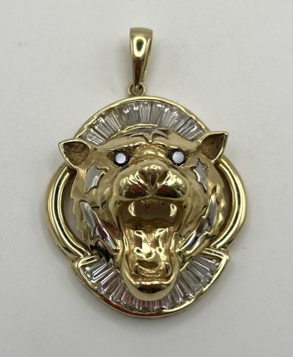 Anhänger mit Raubkatze, 585 Gelbgold, mit Glaseinsätzen. Aus einem Rahmen springende Raubkatze, die das Maul weit aufgerissen hat. Die Augen durch schwarze Steine markiert. Oben und unten mit Glaseinsätzen.