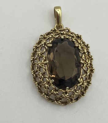 Rauchquarz Anhänger, 585 Gelbgold. Der Stein ist eingelassen in ein Geflecht aus Goldsträngen.
