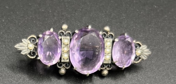 Brosche, 800 Silber, mit Amethyst. Längliche Brosche mit drei nebeneinander angeordneten Amethysten. Schmuckvoll geschmiedet.