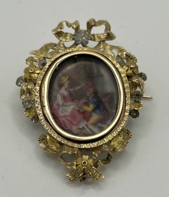 Brosche, Miniaturgemälde, Französisch, 750 Gelbgold. Fein gearbeitete Brosche, mit ornamentalen Verzierungen. Mittig ein Miniaturgemälde, das Glas aufklappbar und somit das Gemälde austauschbar. Eine kleine Perle unten hängend.