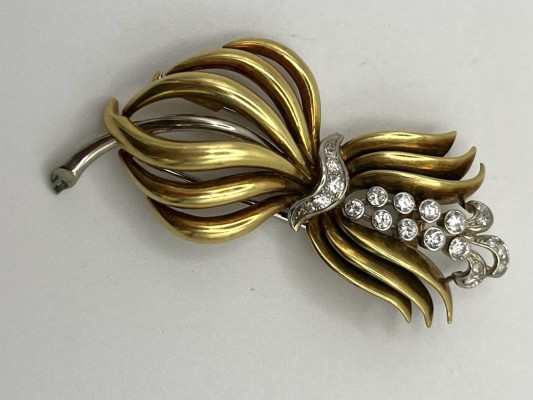 Brosche, 750 Gelbgold mit Brillanten besetzt, um 0,3ct. Schleifenförmige Brosche, mit einem Band aus Brillanten.