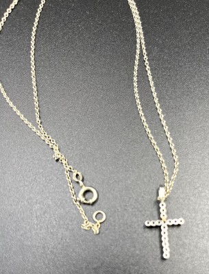 Kette mit Kreuzanhänger, 750 Weißgold. Simple Kette mit simplem Kreuzanhänger, dieser mit 16 Steinen besetzt.