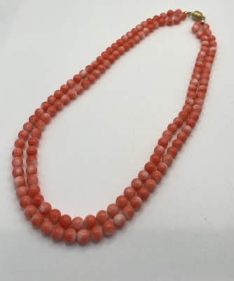 Korallenkette, doppelsträngig, Verschluss 925 Sterlingsilber. Rote Korallenperlen, einzeln geknüpft, münden in einem vergoldeten Sterlingsilberverschluss.