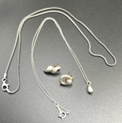 Tiffany & Co. Konvolut, zwei Ohrstecker, eine Kette, 925 Sterlingsilber. Die Ohrstecker zwar nicht im Paar, aber passen trotzdem gut zusammen. Die Kette mit Tropfenförmigen Anhänger. Dazu eine weitere Kette aus Sterlingsilber, die nicht der Marke Tiffany & Co. angehört.