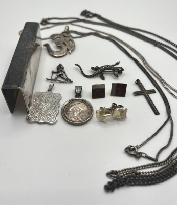 Schmuckkonvolut, 800/835/925 Silber. Darunter zwei Ketten und ein Kreuzanhänger (835 Silber), eine Kette, eine Brosche und ein Briefhalter (800 Silber), eine Kette mit Anhänger, ein Anhänger und drei paar Ohrstecker (925 Sterlingsilber). Dazu zwei Anhänger ohne Punzierung.