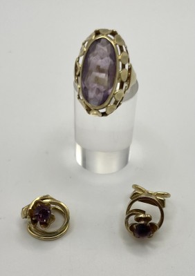 Schmuckset, drei-teilig, Ring mit Größe 52 und zwei Ohrclips, Amethyst, 585 Gelbgold. Fein gearbeitete Schmuckstücke. Der Ring im durchbrochenem Design mit eingelassenem, ovalen Amethyst. Ohrclips in geschwungener Form mit aufgesetztem Amethyst, sodass es wie eine Blume wirkt.