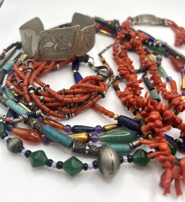 Modeschmuck Konvolut, bestehend aus sieben Ketten und zwei Armbändern. Verschiedene Steine und Perlen. Ästhetische Ketten.