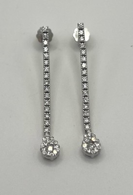 Paar Ohrhänger, 750 Weißgold, Brillanten um 0,5ct. 16 Brillanten an einem Strang enden in einer Tropfenform mit weiteren Brillanten. Diese gefasst in Weißgold.