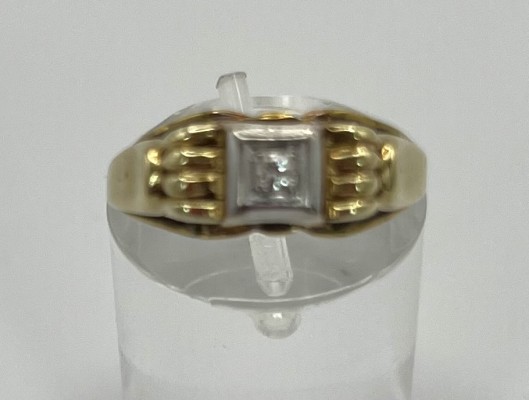 Goldring mit Brillant, 585 Gelbgold, Brillant um 0,02ct, Größe 51. Fein gefertigter Ring, mittig mit quadratischem Brillant.