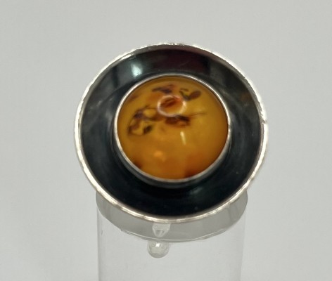 Bernsteinring, 935 Silber, Größe 55. Schön geschmiedeter Ring mit Tellerförmigen Ringkopf in dem ein runder Bernstein eingelassen ist.