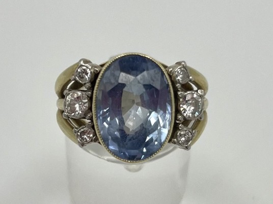 Goldring mit Aquamarin und sechs kleinen Brillanten, um die 0,42ct, 585 Gelbgold, Größe 53.