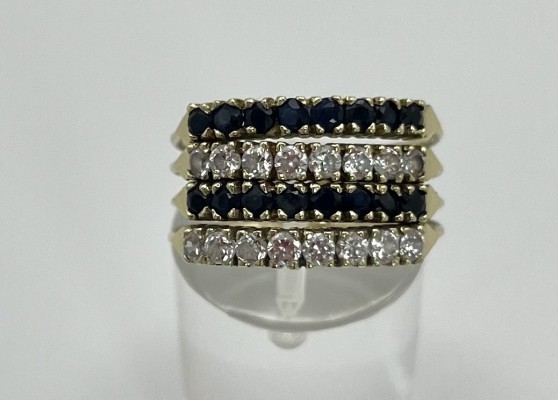 Goldring, vier-strängig mit 16 kleinen Brillanten sowie 16 kleinen Onyx-Steinen besetzt, um die 0,48ct, 585 Gelbgold, Größe 57.