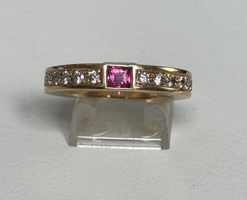 Brillantring mit Rubin, 750 Gelbgold, 26 Brillanten insgesamt um 0,4ct, Größe 52. Breiter Goldring, umrandet von 26 Brillanten. Mittig ein quadratischer Rubin eingesetzt.