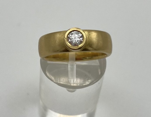Brillant-Ring, 750 Gelbgold, Brillant um 0,3ct, tw/vsi, Größe 54. Breiter Goldring, am Ringkopf abstehende Goldfassung, in der ein Brillant eingelassen ist.
