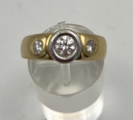Brillant-Ring, 750 Gelbgold, drei Brillanten um 0,46ct, Größe 55. Schlichter Ring mit mittig eingesetzten Brillant, dieser um 0,4ct, flankiert von zwei eingelassenen Brillanten, diese jeweils um 0,03ct.