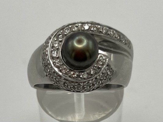 Perlenring, 585 Weißgold, Tahiti Perle umrandet von Brillanten, Größe 59. Schlichter Ring mit Tahiti Perle am Ringkopf. Diese umschlungen von einem Band mit kleinen Brillanten.