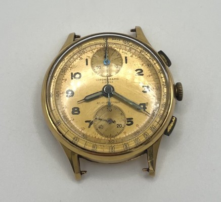 Chronographe Suisse, 750 Gelbgold, Gehäusenummer 1004. Rundes goldenes Ziffernblatt mit schwarzen arabischen Ziffern. Mit kleiner Stoppuhr, Tachymeter Skala und Minuten. Ohne Armband, leichte Gratzer auf dem Glas.