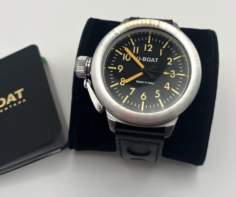 U-Boat Italo Fontana, Night Vision, Edelstahl, Made in Italy, schwarzes Kautschuk Armband. Schwarzes Ziffernblatt mit orangefarbenen arabischen Ziffern und Indexen sowie Zeigern. Automatik Uhrwerk. Mit Sekundenstopp.