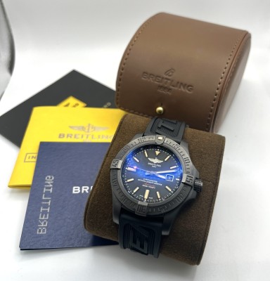 Breitling Avenger Blackbird, signiertes Automatikwerk, Titangehäuse. Schwarzes Ziffernblatt mit leuchtenden Indexen, Datumsfenster bei drei Uhr. Mit Sonnenkompass. Schwarzes Kautschuk Armband.