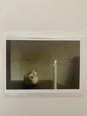 Richter, Gerhard (geboren 1932) Schädel mit Kerze, handsignierte Künstlerpostkarte. Mit Künstler Widmung, nach dem Gemälde von 1983.