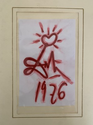 Dali, Salvador (1904-1989) Signatur mit Herz, 1976, Aquarell. Das Bild zeigt eine rote Zeichnung aus Aquarell auf einem weißen Blatt Papier, das in einem Rahmen liegt. Das Bild besteht aus einem stilisierten Herzen mit Strahlen, darunter Dalís Signatur und der Zahl 