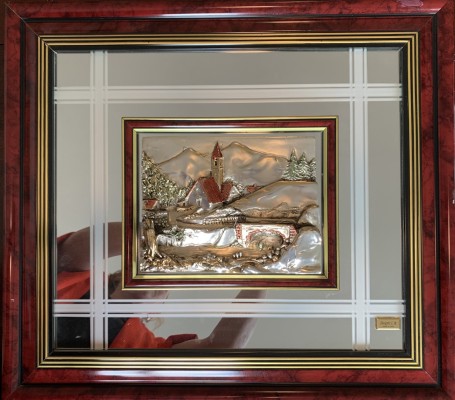 Designer L.M. (20. Jahrhundert), Gerahmte Creazioni Artistiche, versilbertes Reliefbild. Eingerahmtes Reliefbild vom Designer L.M. aus Italien, das eine verschneite Berglandschaft mit einer Kirche und einem Dorf darstellt. Dreidimensionales handgefertigtes Bild aus versilbertem Alu Guss, mit Spiegelakzenten und handgearbeitet Wurzelholzrahmen. Die Silberplatte ist uneben verarbeitet and handbemalt. Das Bild ist verglast. Deutliche Gebrauchspuren am Rahmen und an der Rückseite.