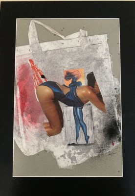 Jones, Allen (geboren 1937) Damen auf Tragetasche und  eine signierte Künstlerpostkarte, Collage-Mischtechnik. Das Bild zeigt eine weibliche Figur, die in einer gebückten Position dargestellt ist, wobei ihr Oberkörper und ihre Beine aus verschiedenen Teilen zusammengefügt sind. Die Collage ist auf einem Hintergrund platziert, der wie eine unvollständige Tasche aussieht, mit Farbklecksen, die einen dynamischen Effekt erzeugen.