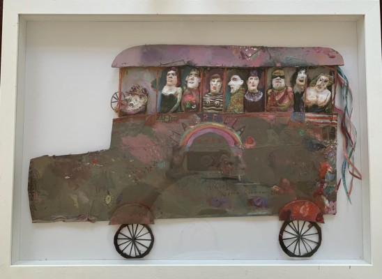 Lehmann, Werner (geboren 1949) Marbella, 2011, Mischtechnik. Lehmann ist für seine fantasievollen, teils surrealistischen und stark narrativen Collagen und Assemblagen bekannt. Das Kunstwerk zeigt einen Bus, 