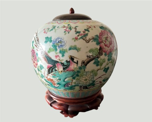 Water-Melon Jar, Porzellan, Tung-Chih-Periode -1862. Dekoriert mit Phönixen und Pfingstrosen in Famille-Rose-Farben. Auf Holzsockel mit Deckel. Mit Authentizitätszertifikat.