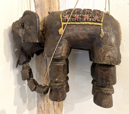 Thailändische Marionette, 19./20. Jahrhundert. Bemalte Holzteile, Rüssel und Beine als Einzelglieder, sodass jeder Teil beweglich ist. Prachtvolle Darstellung vervollständigt die detaillierte Ausarbeitung.