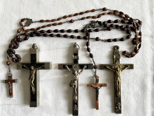 Religiöses Konvolut, fünf Kreuze und Kreuzanhänger, sowie zwei Rosenkränze, Metall mit Holzeinlage. Christus in Bronze, ein Kreuz nur aus Holz, ein Kreuz gestempelt mit 