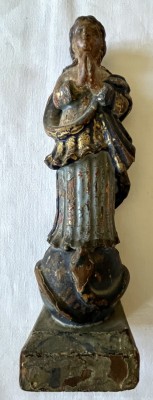 Maria Immaculata, Holz, handgeschnitzt, 18./19. Jahrhundert. Mit Wandsockel, polychrome Bemalung.