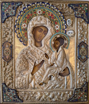 Gottesmutter mit dem Jesuskind, 19/20. Jahrhundert, russische Ikone. Die Ikone zeigt die Jungfrau Maria mit dem Jesuskind im Arm. Beide Figuren haben Heiligenscheine mit kunstvoller Ornamentik. Die griechischen Buchstaben 