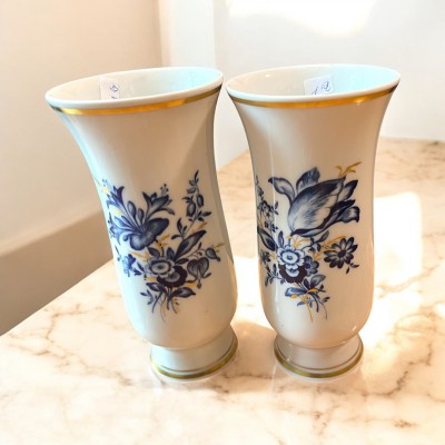 Meissen Blumendekor zwei kleine Vasen. Blauer Dekor mit Goldrand.