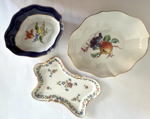 Porzellan Konvolut, Meissen und Limoges, drei Schalen. Meissen mit Blumendekor und breitem Kobaldrand (12 x 9,5 cm, Höhe 2,5 cm), Meissen mit Obstdekor und Goldrand (15 x 12 cm, Höhe 3 cm) und Limoges mit Rosendekor 15 x 10 cm.
