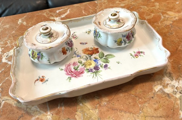 Carl Thieme Potschappel, Schreibset mit Blumendekor, um 1880. Schön gemalter und filigraner Blumendekor