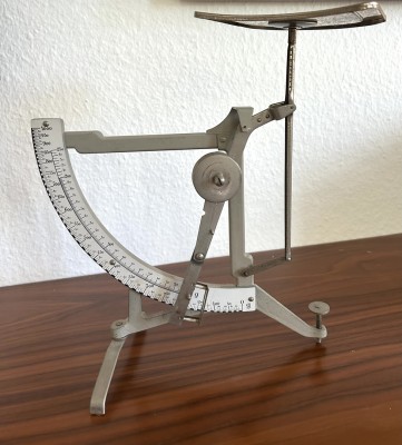 Briefwaage, vermutlich aus Eisen.