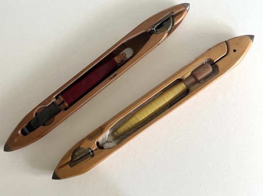 Garnspindeln, zwei Stück.