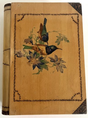 Schatulle, Holz, mit Vogeldesgin.